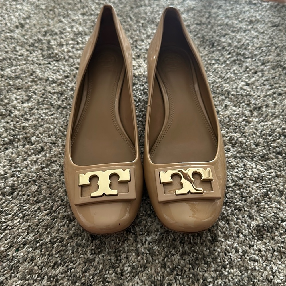 Tory Burch Beige Patent Leather Logo Flats with Gold Plaque